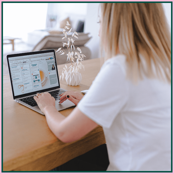 Assistante juridique gérant les réseaux sociaux d’un cabinet d’avocats pour assurer une visibilité régulière en ligne.